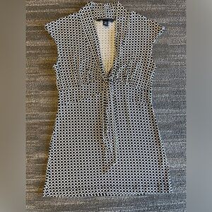 Women’s Banana Republic Black and White Geometric Sleeveless Shirt Size XS